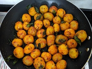 Baby potatoes cooked with spices on a hot pan