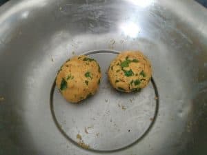 Making equal balls of the dough to roll the flatbreads