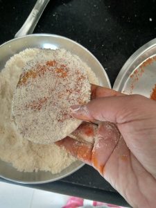 Coating of eggplants with rice flour, semolina and besan