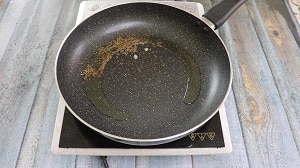 cumin toasting in oil