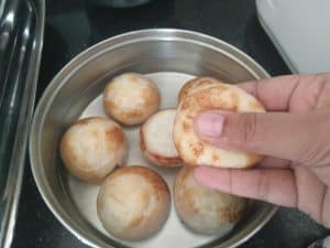 Squeeze the vadas to remove excess moisture