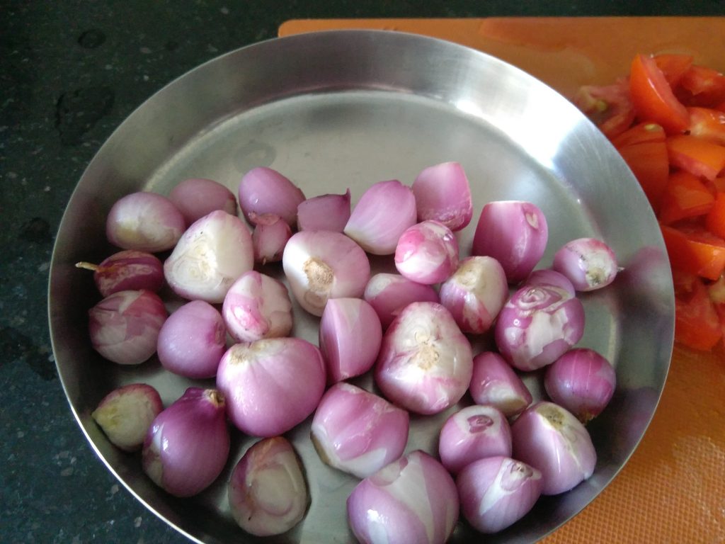 Peeled Madras Onions, shallots or pearl onions (chinna vengayam)