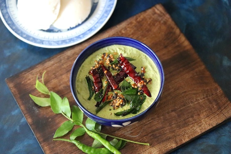 Kothamalli chutney served with piping hot idlis
