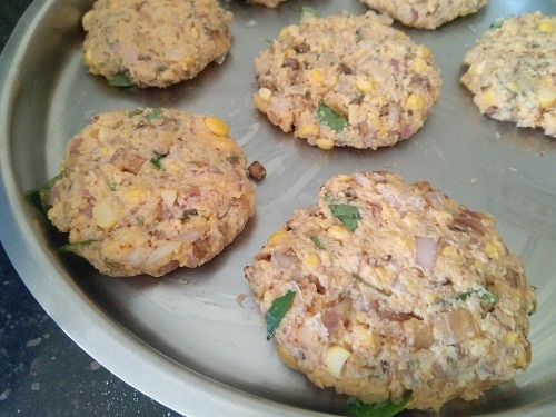 Shaping of Vazhaipoo vadai for air frying