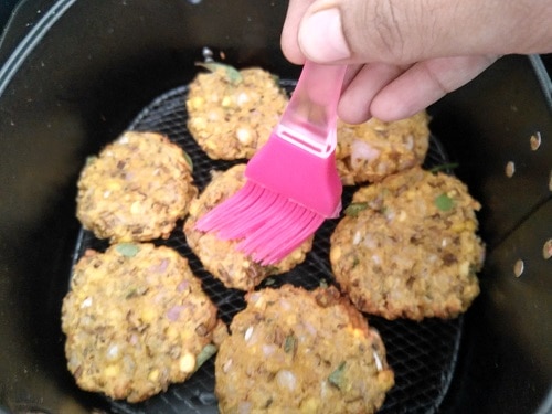 Turn the vadai and then apply oil again