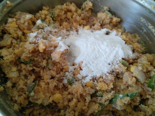 rice flour adds crunch to the vadai batter