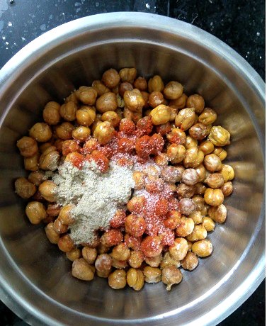 Air Fryer Roasted Chickpeas with spicy masalas