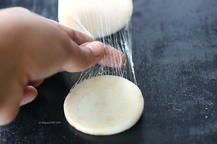 Pull the fibre out of each slice of banana stem