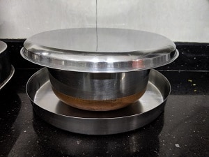 Cover the batter with a lid for fermentation
