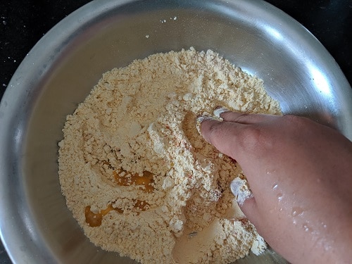 Adding oil to the flours