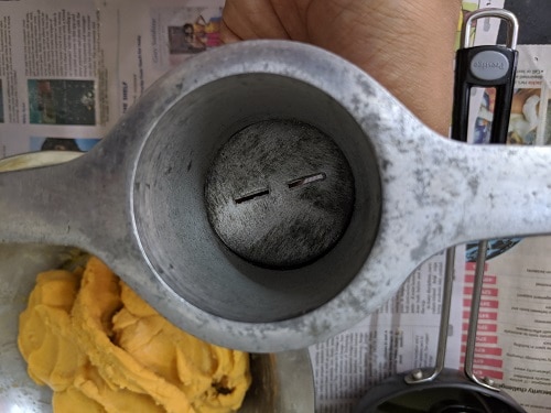 Grease the pakoda press
