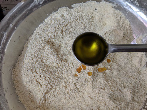Adding hot oil to the flours