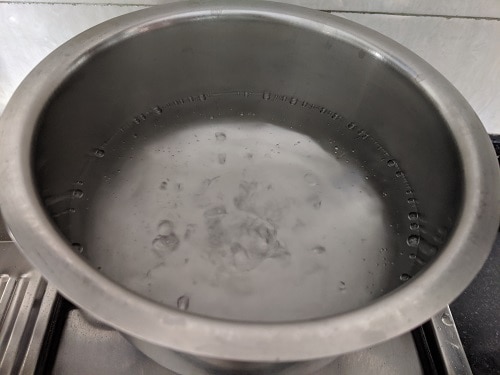 Boiling water for blanching spinach