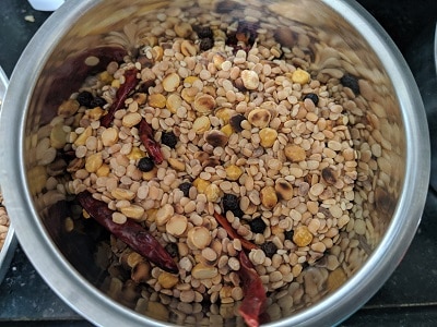 Roasted lentils for Murungai keerai podi recipe