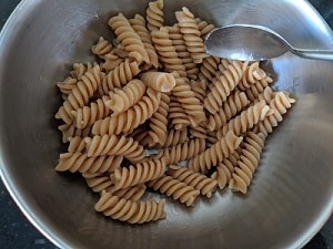 Adding oil to pasta to prevent it from sticking