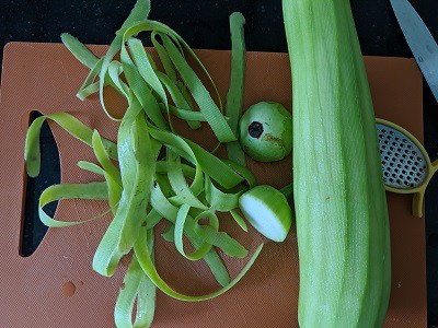 Peel the skin of bottle gourd