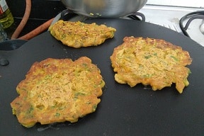 As panquecas Sattu Vegetable Pancakes estão prontas a comer