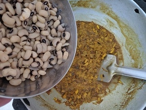 Adding cow peas or Karamani to cooked Vazhaipoo