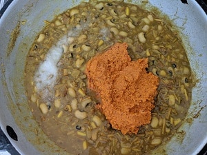 Adding the thick coconut gravy to the vazhaipoo mix