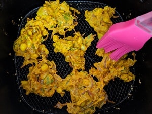 lightly apply oil with brush to cook the pakodas in air fryer