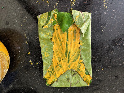 fold all the corners of the leaves. It will stick due to the besan batter