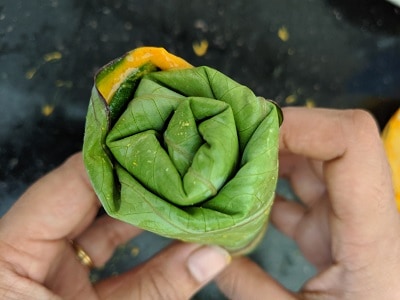 The roll should be tightly packed so that the besan filling should remain inside and not ooze out
