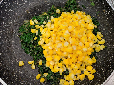 Steamed corn added with spinach