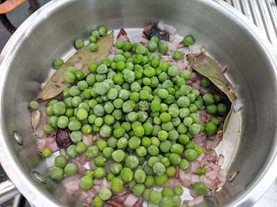 green peas added to spices