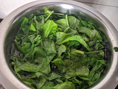 Blanching the spinach