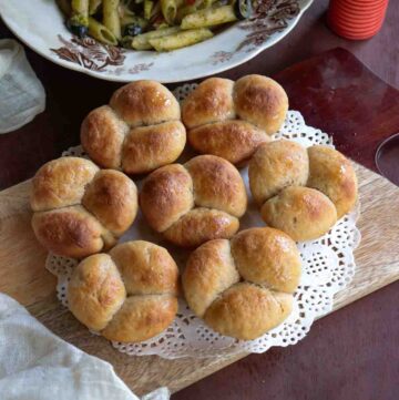 Cloverleaf dinner rolls served with pesto pasta