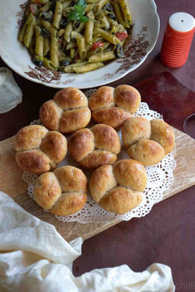Cloverleaf dinner rolls served with pesto pasta
