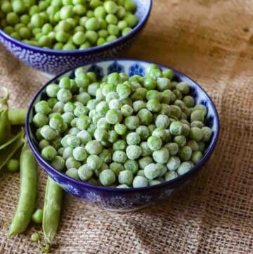 Blanched green peas for freezing