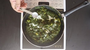 garnish saag aloo with cashew cream
